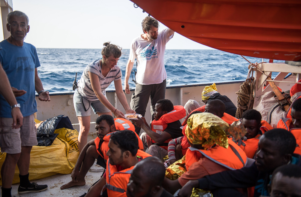 Mit der Aufnahme von Flüchtlingen sind Crews von Handelsschiffen oft überfordert, so die Seemannsmission