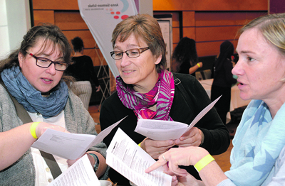Diese Lehrerinnen diskutieren eifrig
