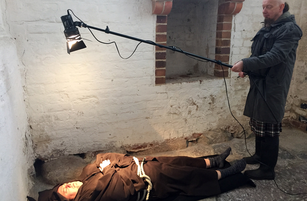 Drehtermin des NDR in der Marienkirche Greifswald: Der Prior richtet sich für eine Szene ein