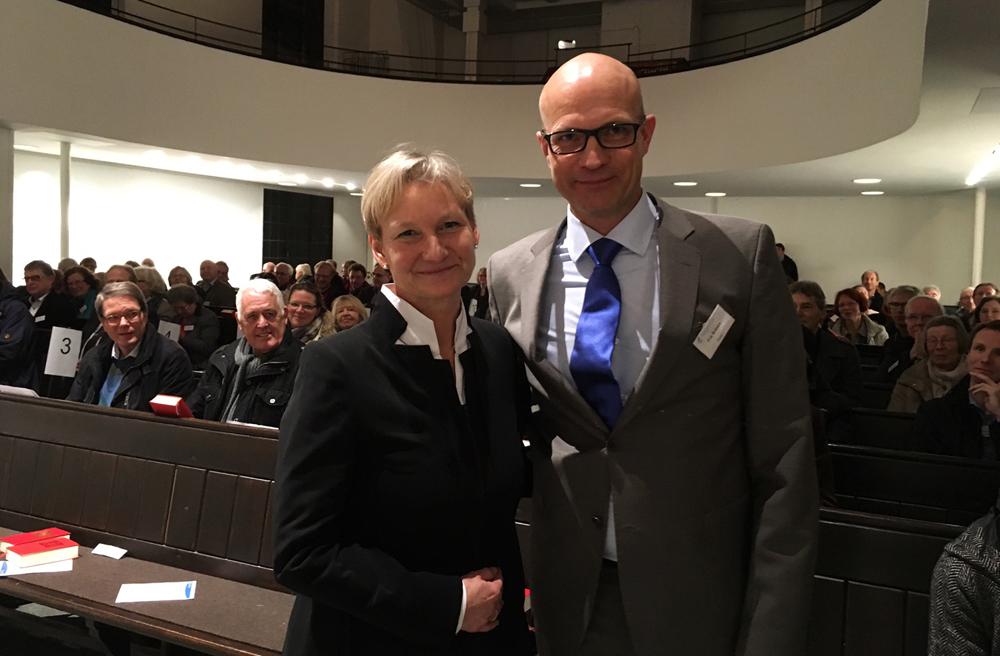 Die Hamburger Bischöfin Kirsten Fehrs gratuliert Frie Bräsen zur Wahl