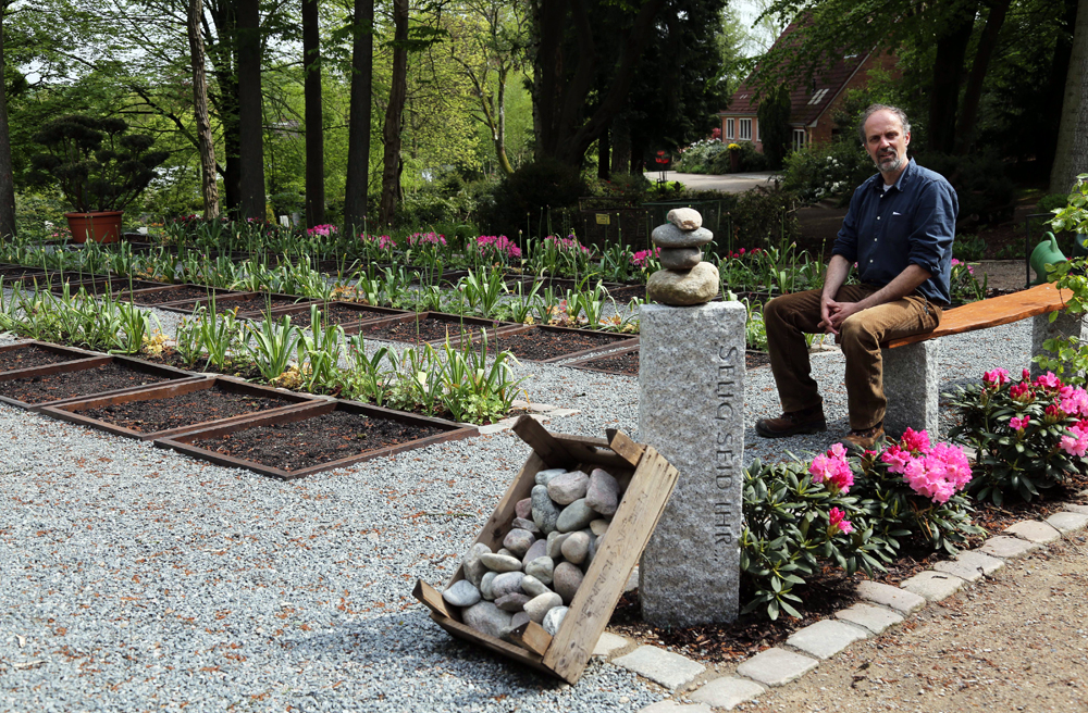 Garten der Weisheit heißt das neue Grabfeld für 60 Urnen auf einem Kieler Friedhof, das Leiter Carsten Steffens mit Auszubildenden eingerichtet hat