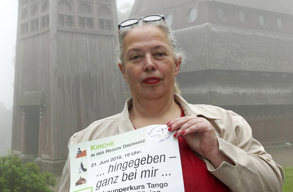 Pastorin Sybille Fritsch-Oppermann vor der Stabkirche in Hahnenklee, die bundesweit bekannt ist
