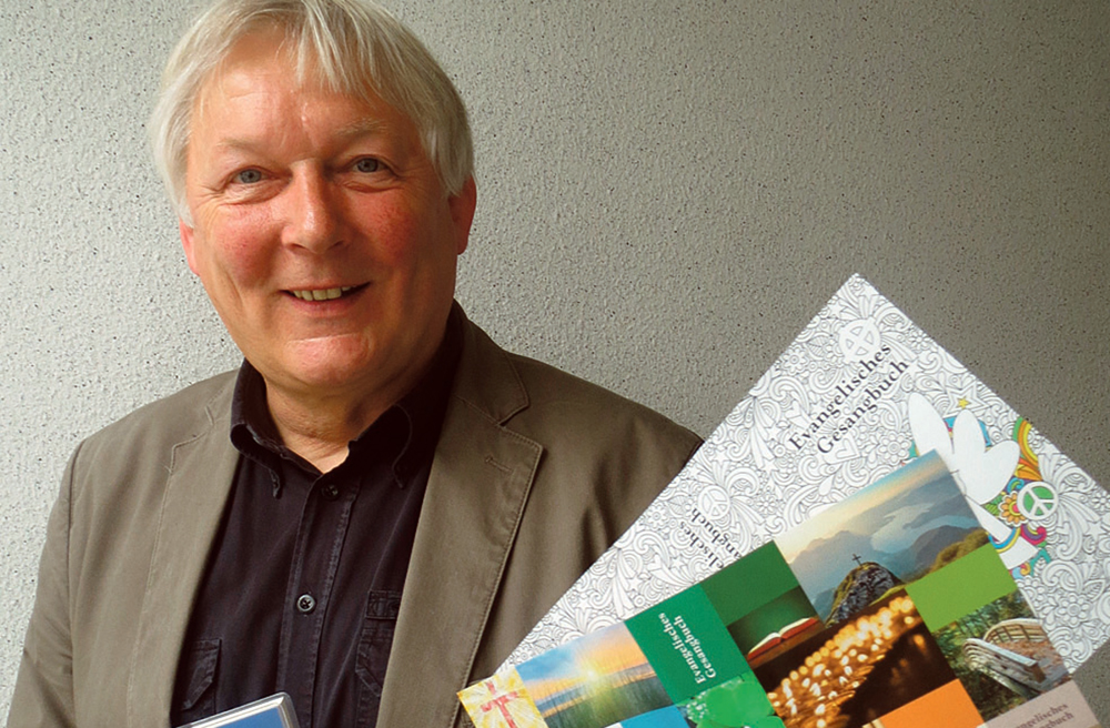 Pastor und Liedermacher Fritz Baltruweit hat an dem Gesangbuch mit Wechselcover mitgearbeitet