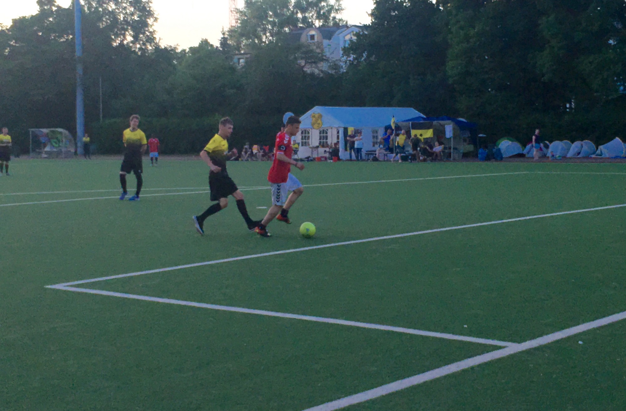 Image - Weltrekord! Hamburger Fußballer spielen 111 Stunden