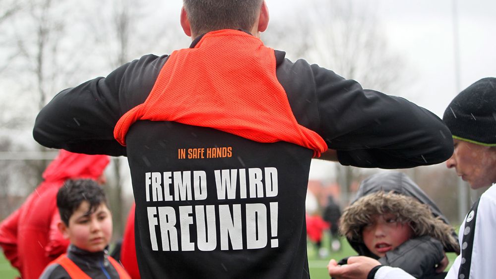 Fußballspiel mit Flüchtlingen