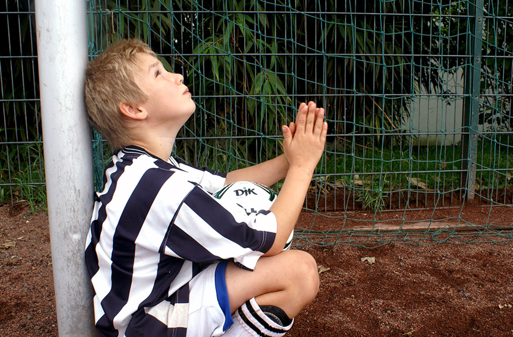 Dieser Junge betet für einen Sieg. Ist das in Ordnung?
