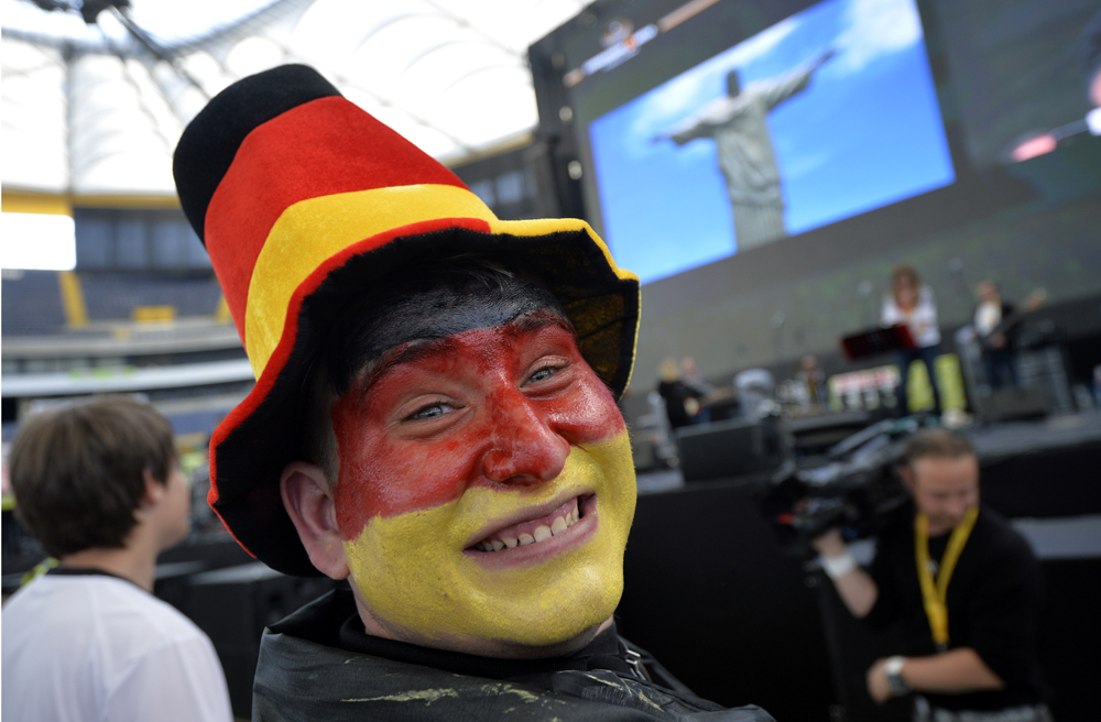Ob dieser Deutschland-Fan an den Fußballgott glaubt?