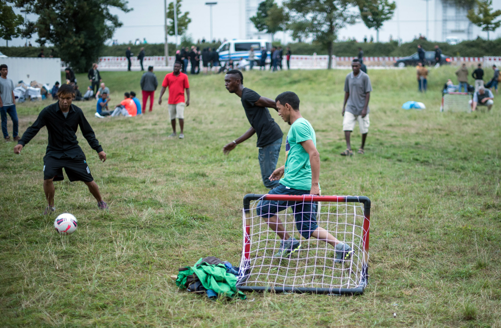 Flüchtlinge spielen Fußball bei einem Willkommensfest