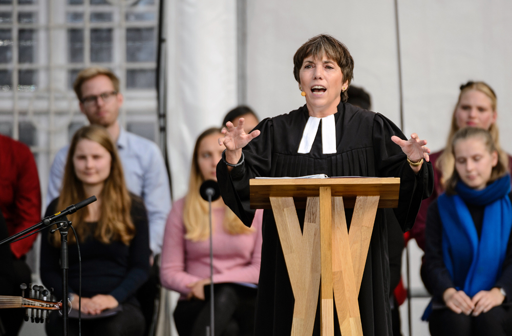 Margot Käßmann beim Gottesdienst, zu dem etwa 2.000 Besucher kamen