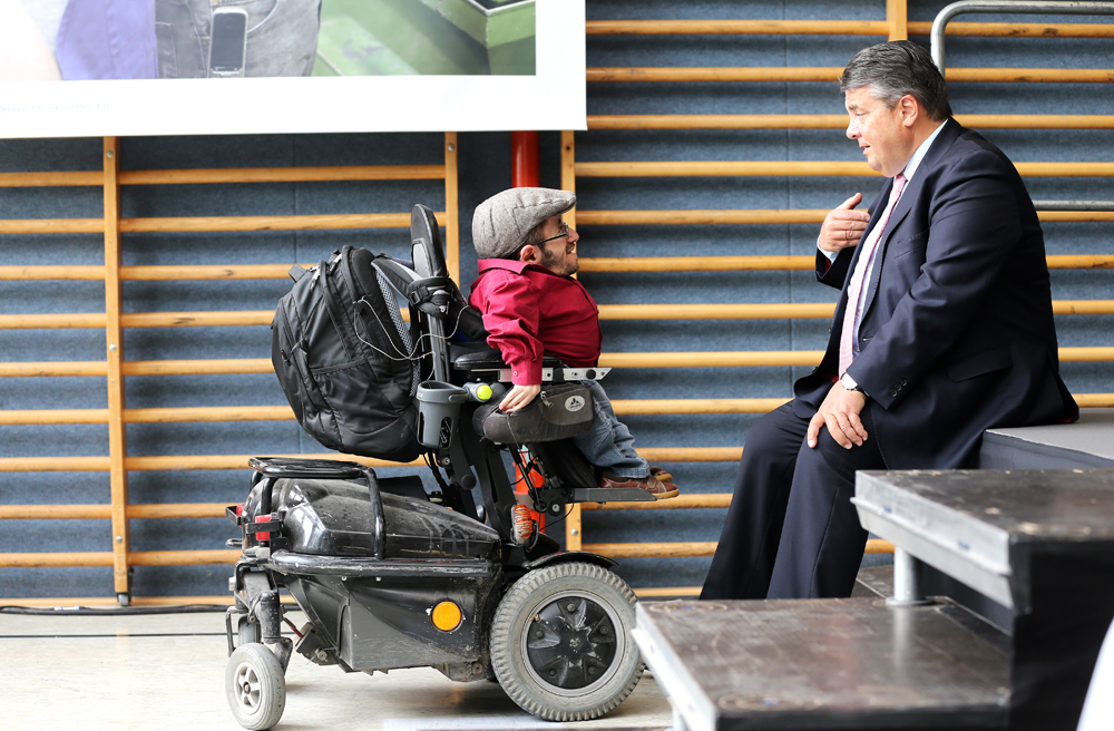Sigmar Gabriel im Gespräch mit Raul Krauthausen, der die Veranstaltung moderierte