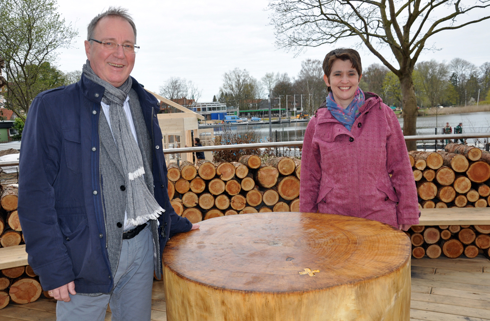 Propst Peter Barz und Pastorin Claudia Süssenbach laden dazu ein, den „Garten am frischen Wasser“ zu besuchen