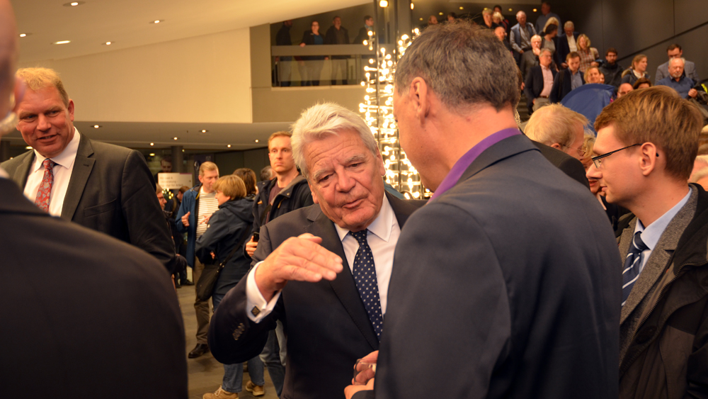 Alt-Bundespräsident Joachim Gauck im Gespräch mit dem Präses der Nordkirchen-Synode, Andreas Tietze