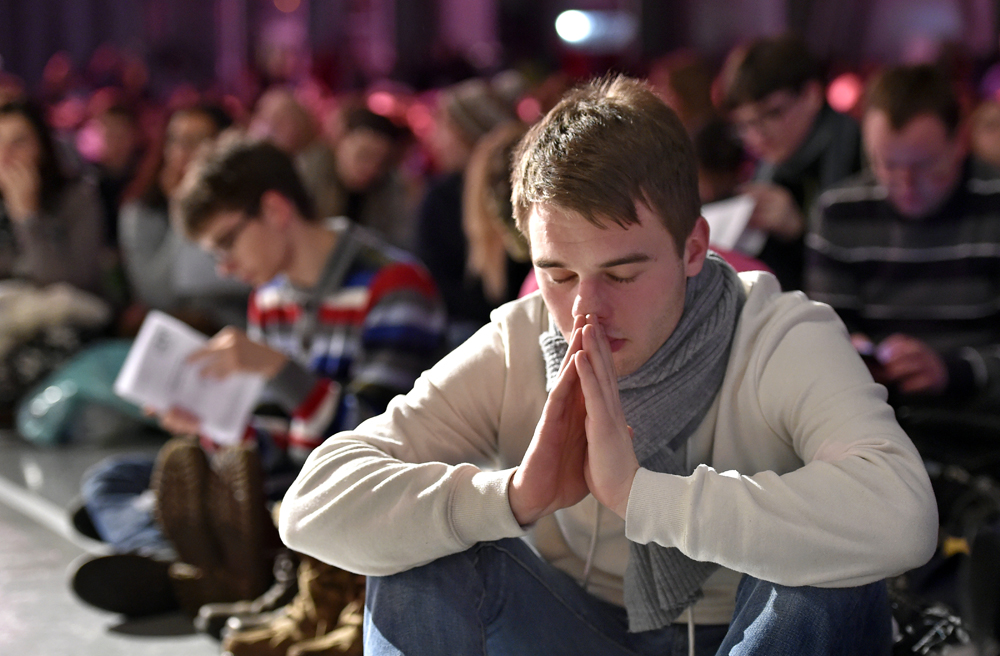 Stilles Gebet in einer Kirche (Archivbild)