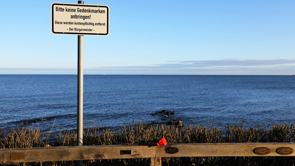 Die Gedenkplaketten und das Verbotsschild an der Ostsee