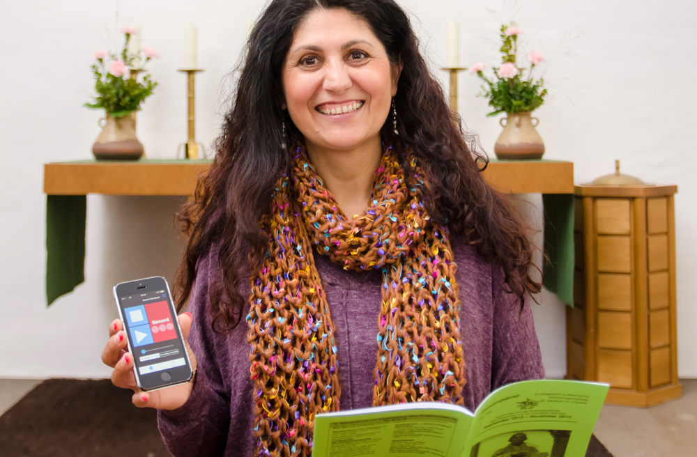 Diakonin Aranka Leingang nimmt den Gemeindebrief mit dem Handy auf