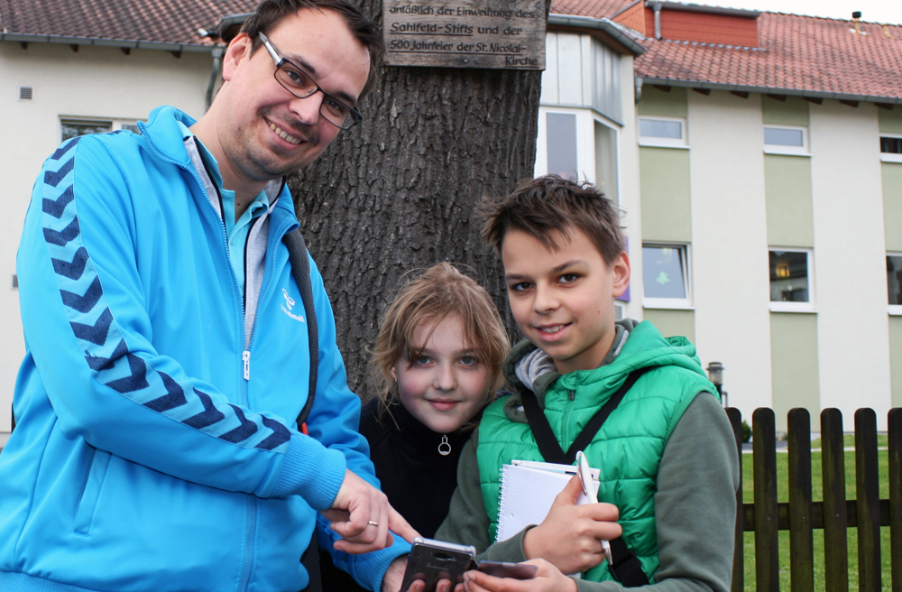 Steve Blohm mit seinen beiden Kindern Hanna (11) und Fabian (14) bei der digitalen Schatzsuche