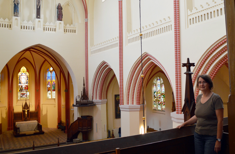 Pastorin Anja Lünert  in der Georgenkirche in Waren/Müritz