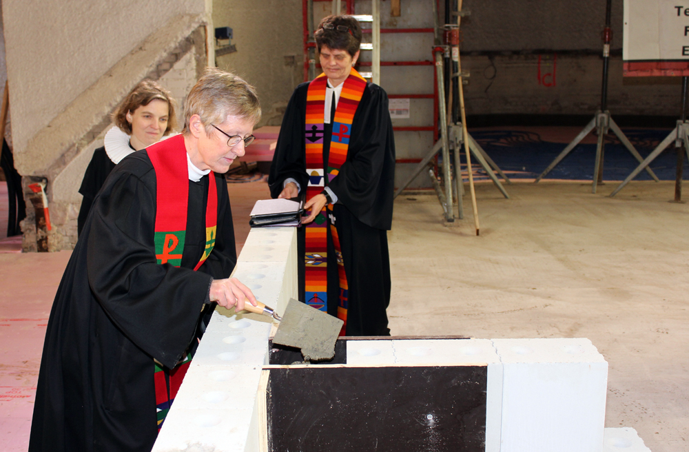 Pastorin Hannegret Riepkes-Billerbeck bei der Grundsteinlegung