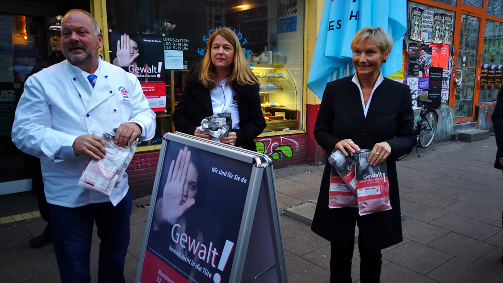 Heinz Essel, Geschäftsführer der Bäcker-Innung, Sozialstaatsrätin Petra Lotzkat und Bischöfin Kirsten Fehrs (v.l.)
