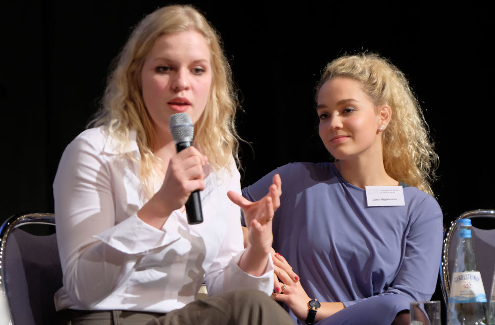 Talkrunde mit jungen Menschen zum Schwerpunktthema der Synodentagung der Evangelischen Kirche in Deutschland "Glaube junger Menschen" bei der EKD-Synode in Würzburg.