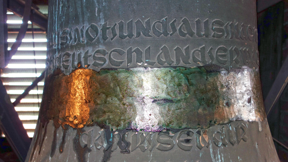 Die beschädigte Nazi-Glocke von Schweringen