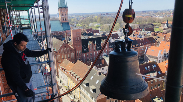 Arbeiter Gabriel Santos nimmt eine Glocke in Empfang