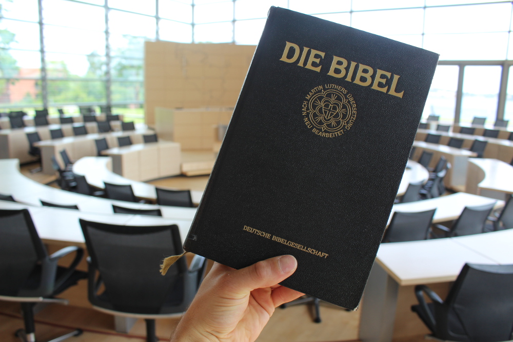 Der Kieler Landtag hat sich gegen die Aufnahme eines Gottesbezugs in die Präambel der Verfassung von Schleswig-Holstein entschieden