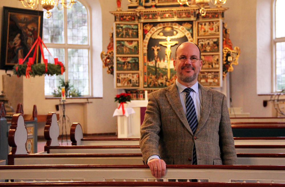 Pastor Andreas Meyer-Träger in der St. Pankratius-Kirche von Hamburg-Ochsenwerder