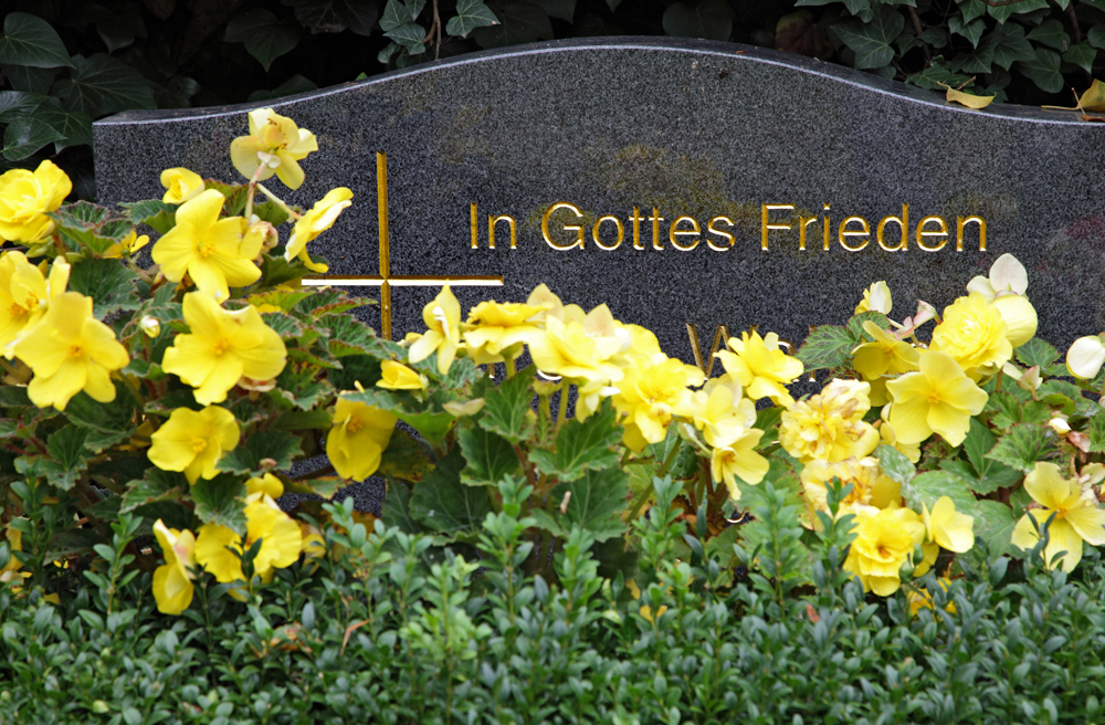 Gräber lassen sich nach der Meinung von Expertinnen und Experten problemlos naturfreundlich gestalten