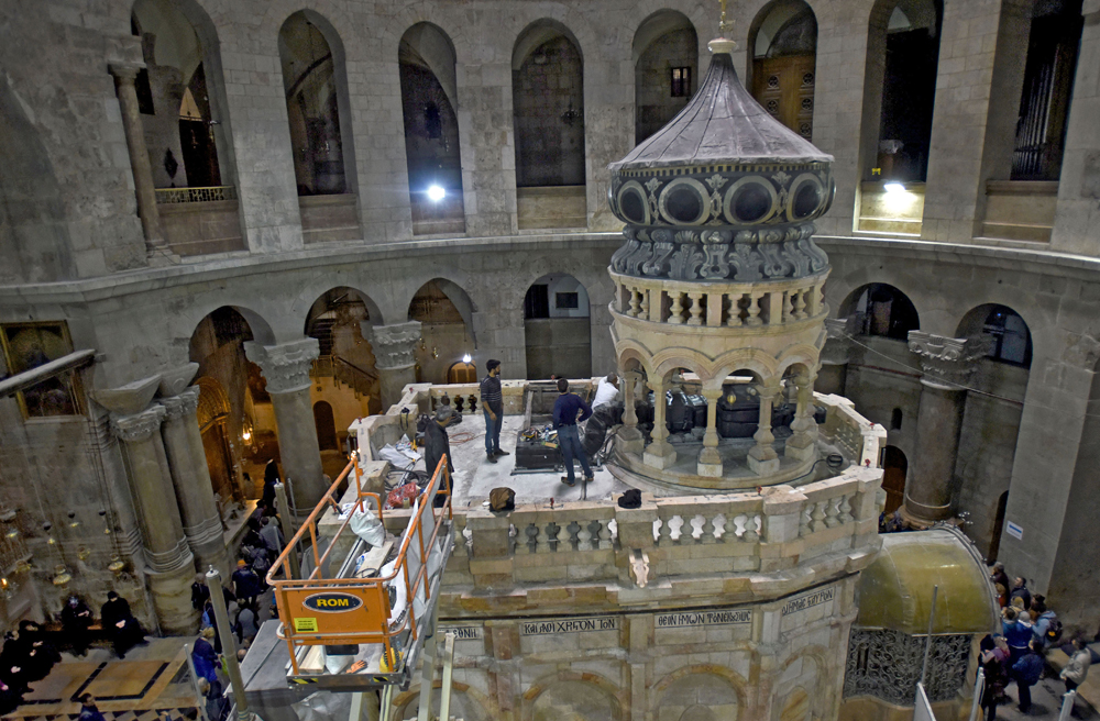 Arbeiter an der Grabesgrotte in der Grabeskirche von Jerusalem