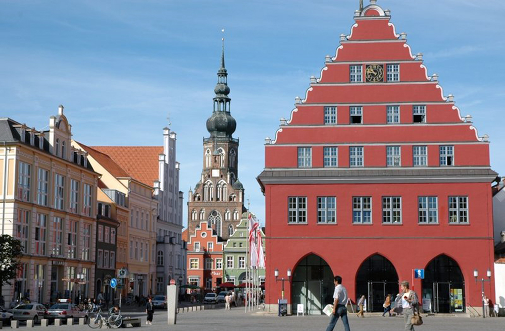 Der Greifswalder Markt mit dem Dom im Hintergrund