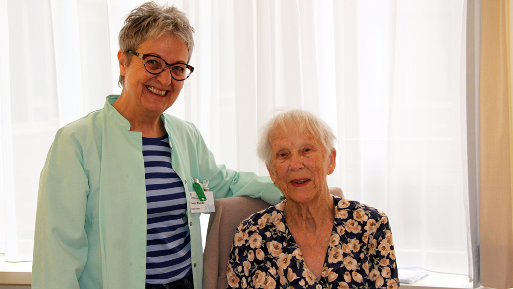 Evelyn Brumder besucht Patientin Margarethe Schirmer