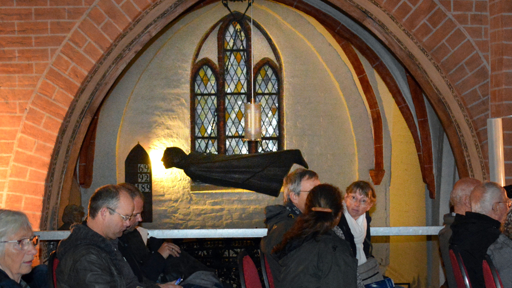 Besucher vor der Plastik "Schwebender"