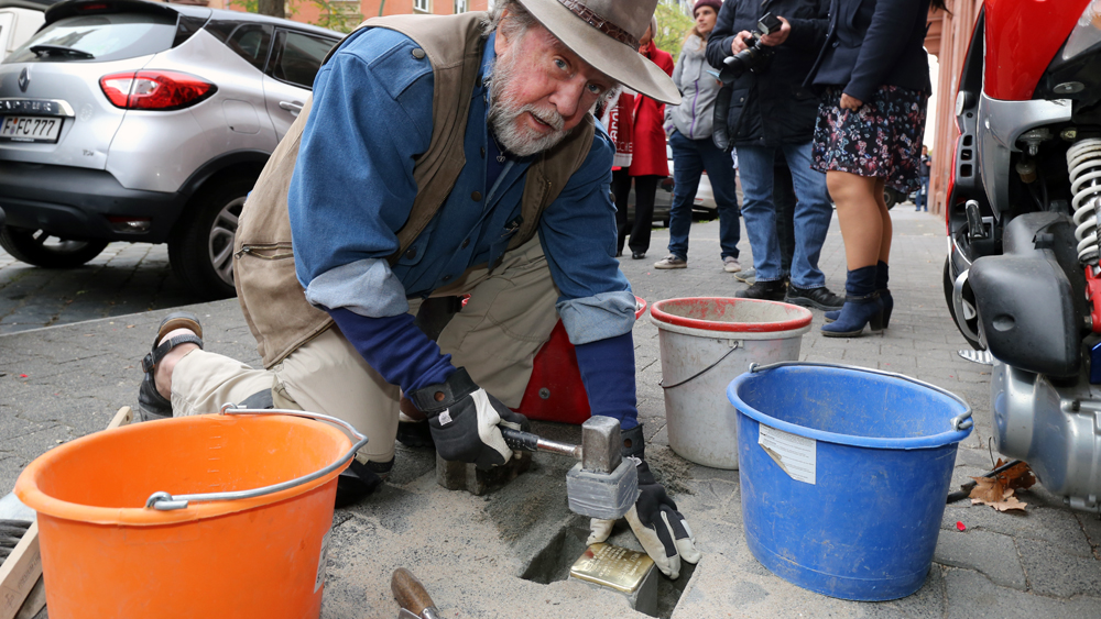 Gunter Demnig verlegt in Frankfurt am Main den 70.000.Stolperstein