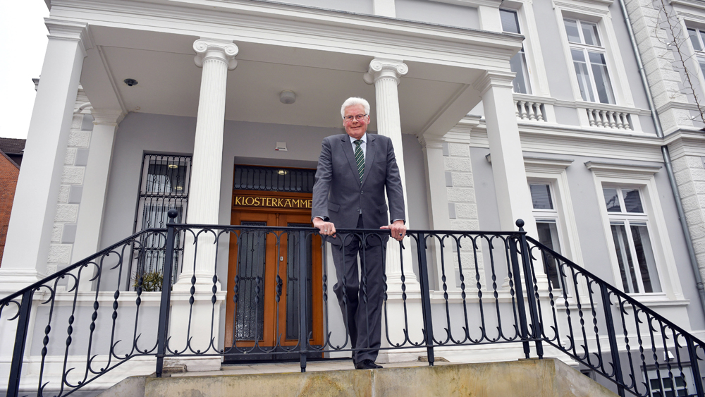 Klosterkammer-Präsident Hans-Christian Biallas vor dem Eingang des Verwaltungsgebäudes