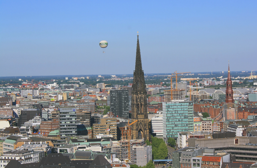 Blick über Hamburg: Viele Kirchen sollen schließen, die Hauptkirchen bleiben aber verschont