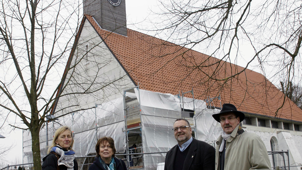 Die Kirchengemeinderätinnen Inga Stotz und Elke Carstens sowie Pastor Arend Engelkes und Propst Matthias Krüger (v.l.)