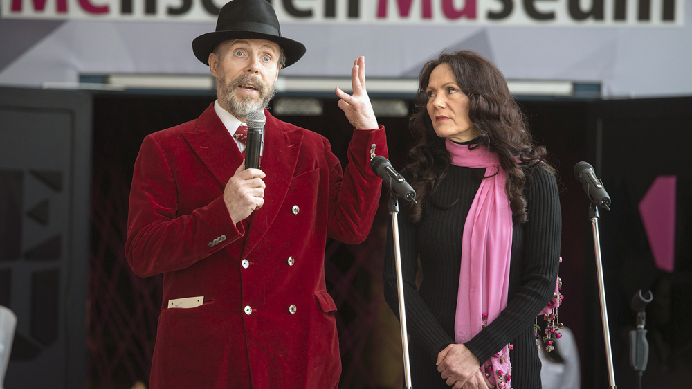 Plastinator Gunther von Hagens mit seiner Ehefrau Angelina Whalley (Archivbild)