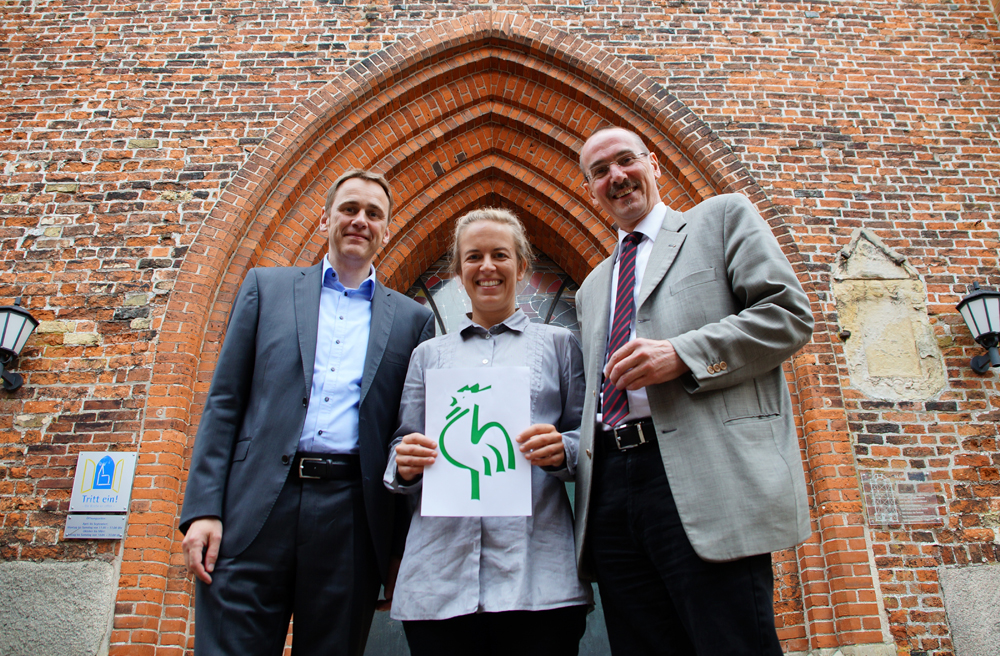 Sie stellten das Projekt vor (v.l.): Verwaltungsleiter Hagen von Massenbach, Ökologin Julia-Maria Hermann und Propst Matthias Krüger