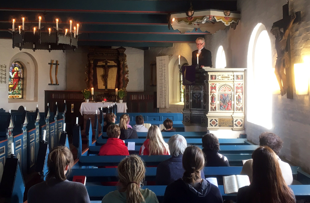 Jeden Sonntag predigt Gertrude von Holdt-Schermuly von der Kanzel in
der St.-Johannis-Kirche auf Hallig Hooge