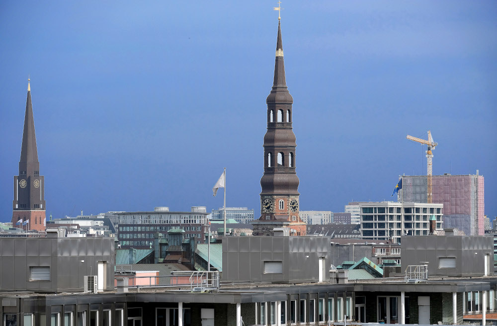 Die Türme der evangelischen Hamburger Hauptkirchen Kirche St. Jacobi (l.) und St. Katharinen.