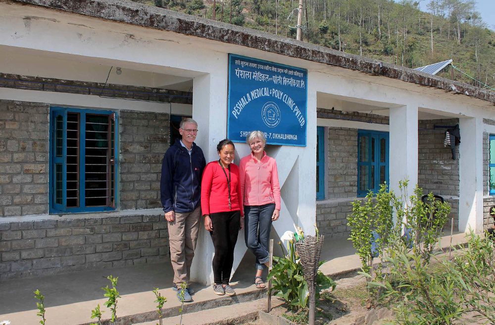 Susanne und Martin Camps haben Peshala Tamang (M.) dabei unterstützt, ihre Gesundheitsstation in Shreechaur in der Region Okhaldhunga in den Bergen Nepals aufzubauen.