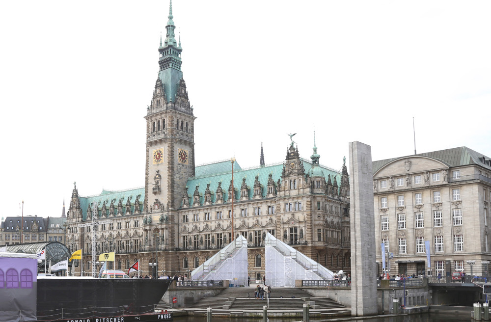 Im Hamburger Rathaus werden die Bilder des Fotografen Philipp Rathmer ausgestellt.
