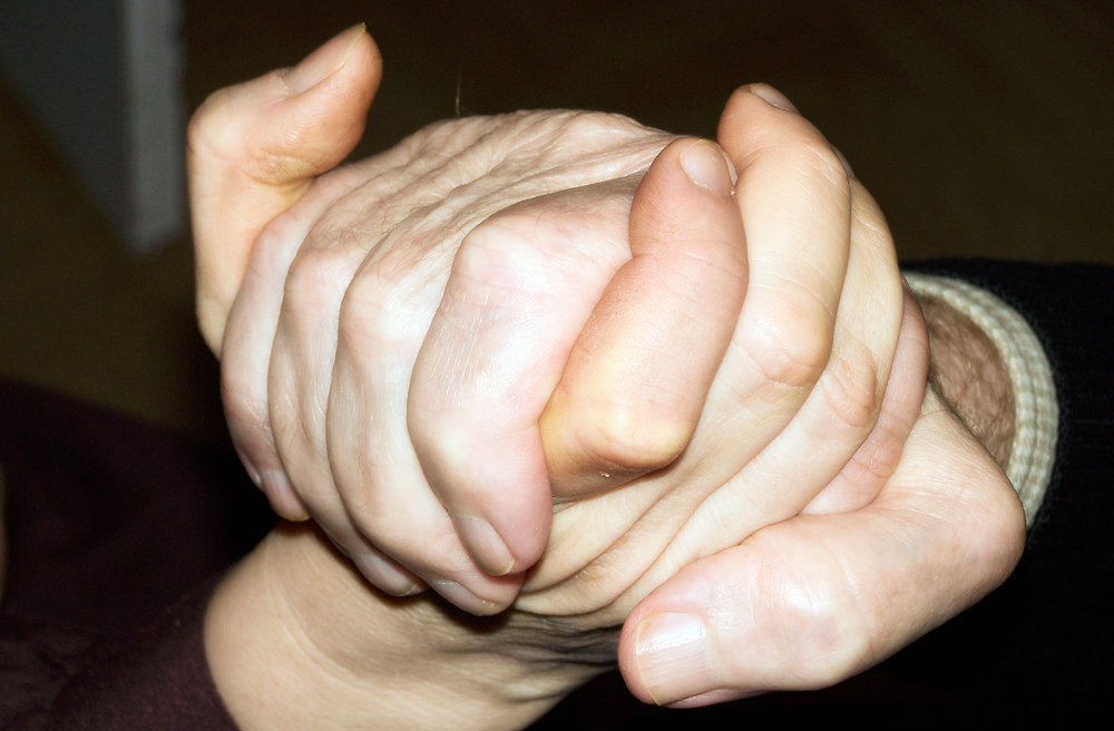 Die Hand halten – das ist wichtig für Sterbende