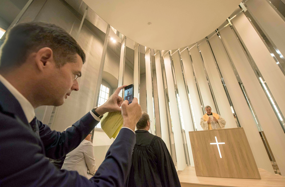 Handy und Gottesdienst – das kann passen (Symbolbild)