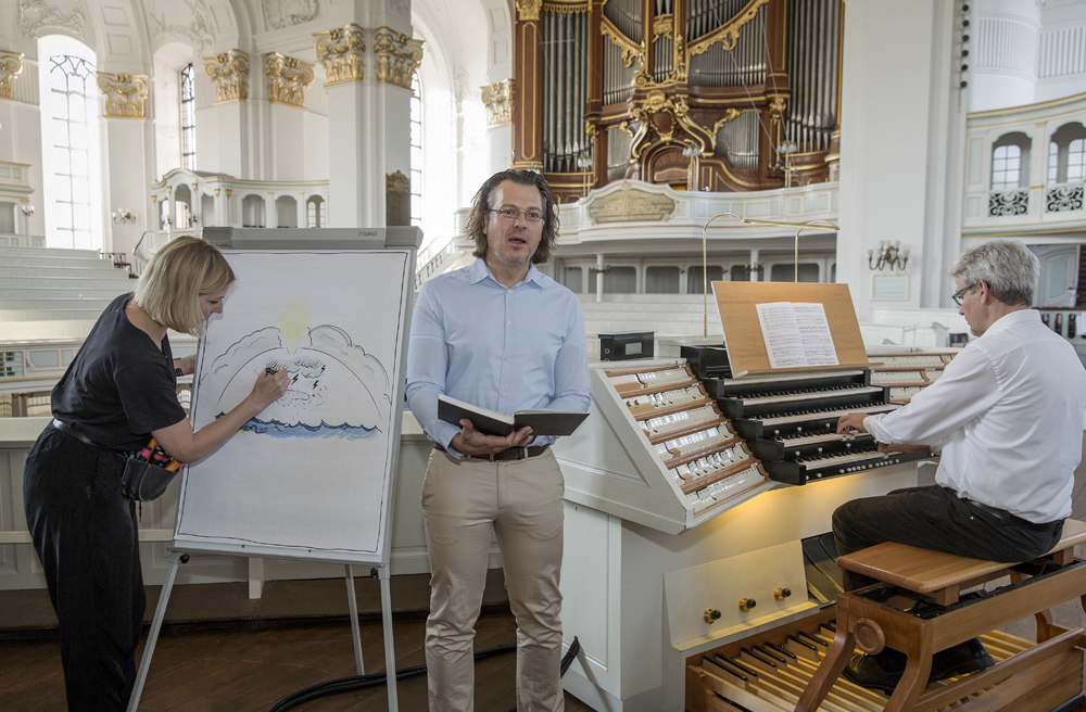 Manuel Gera spielt an der Orgel, Konstantin Heintel (Bass) singt, und Anna Lena Schiller zeichnet das passende Bild zur Musik