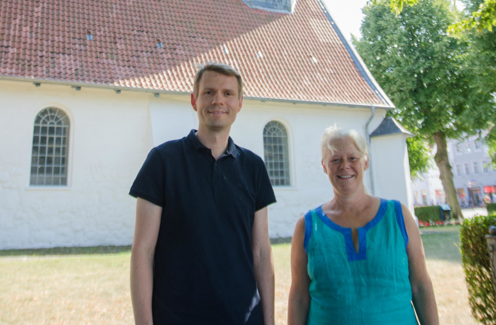 Freuen sich, wenn die Baumaßnahmen starten: Pastor Dennis Pistol und Astrid Buchin, stellvertretende Pröpstin Dithmarschens.