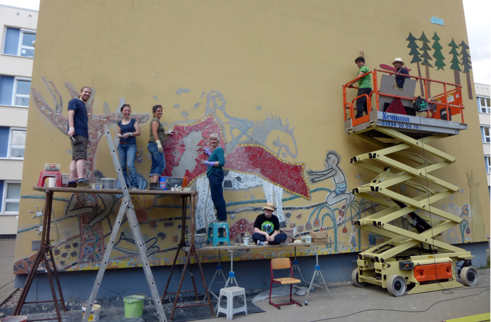 Bei der Arbeit: Irmgard Fuhrmann (Mitte) und Jana Wolf (3.v.r.) "flicken" Martins Mantel