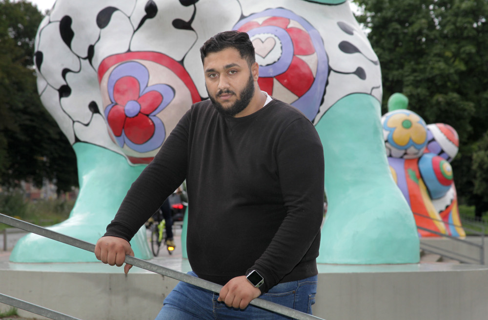 Der Roma Nasmija Hasani steht vor den "Nana"- Figuren der Kuenstlerin Niki de Saint Phalle in seiner "Heimat" Hannover.