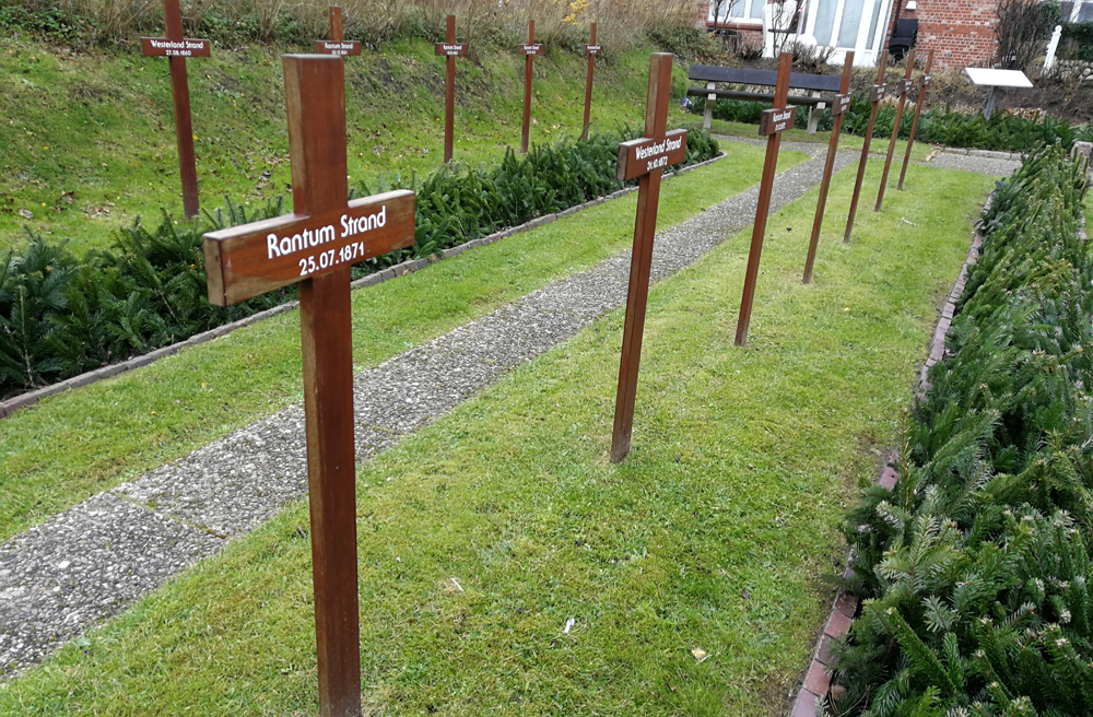 Fundort und Datum stehen auf den Holzkreuzen des Friedhofs für Strandleichen in Westerland auf Sylt